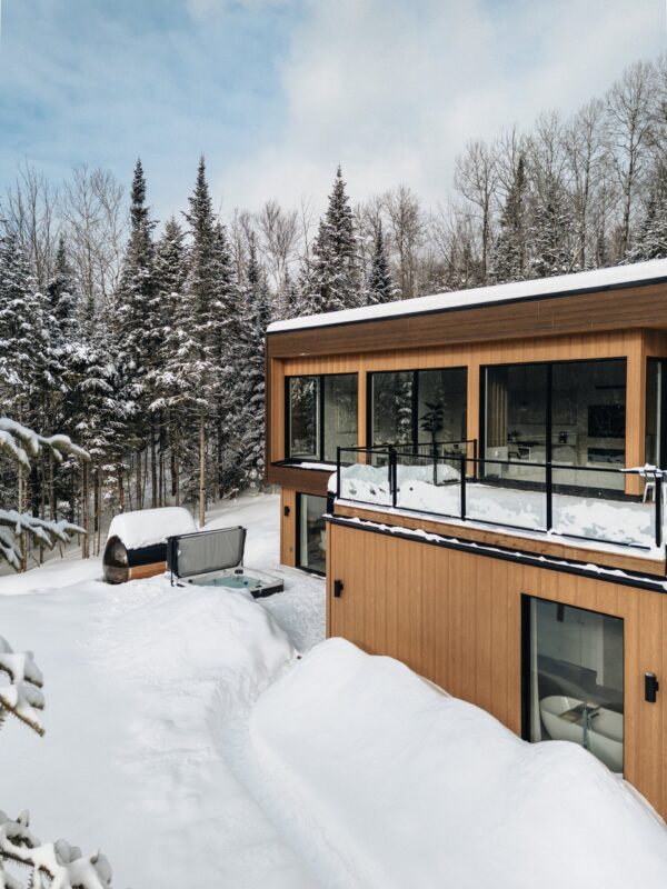 The chalet and its deck in winter