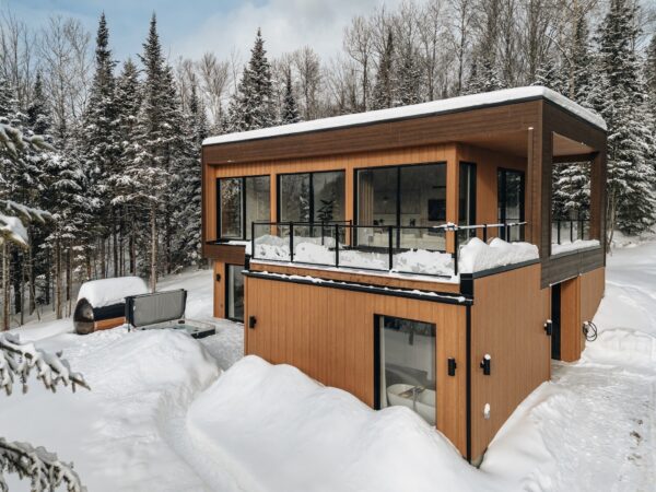 The chalet and its hot tub in winter